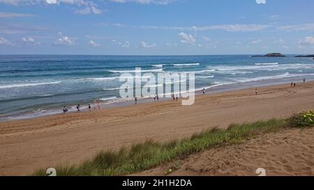 ZARAUTZ, SPANIEN - 11. JULI 2020: Luftaufnahme zum Strand von Zarautz mit Wanderern, Baskenland, Spanien an einem schönen Sommertag. Stockfoto