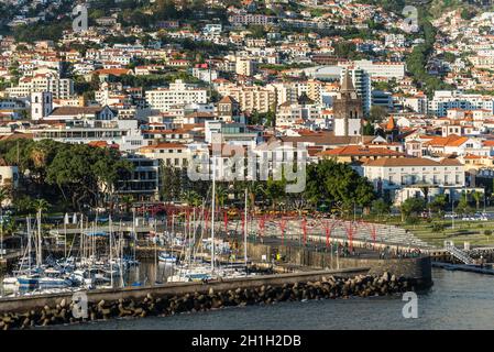 Funchal, Portugal - Dezember 10, 2016: Blick auf den Yachthafen und die Stadt von Funchal auf der Insel Madeira, Portugal. Stockfoto