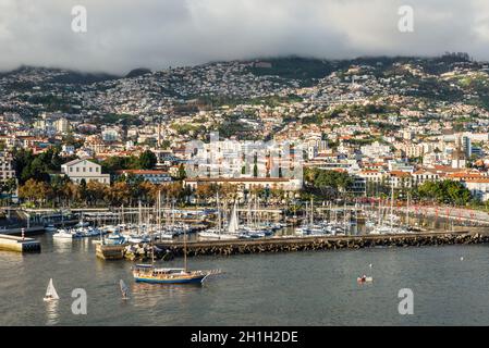 Funchal, Portugal - Dezember 10, 2016: Blick auf den Yachthafen und die Stadt Funchal am Seehafen der Insel Madeira, Portugal. Stockfoto