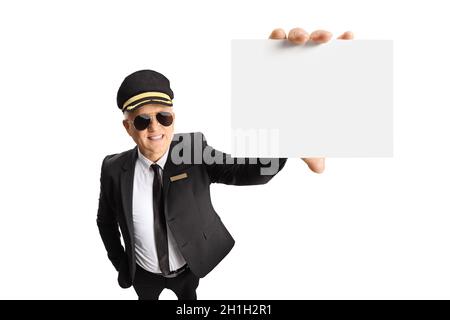 Chauffeur in Uniform und Sonnenbrille mit einer leeren Karte vor der Kamera isoliert auf weißem Hintergrund Stockfoto