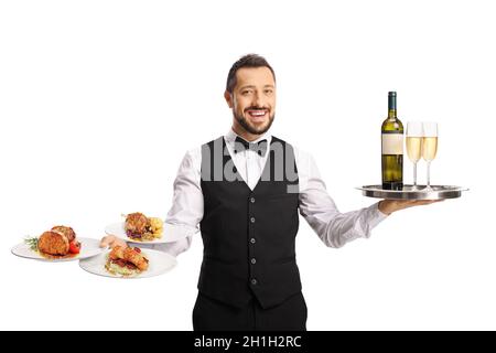 Der Kellner trägt ein Tablett mit Wein und Essen auf isolierten Tellern auf weißem Hintergrund Stockfoto