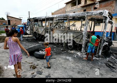 porto seguro, bahia, / brasilien - 1. dezember 2011: Busshardware wird von Mitgliedern einer kriminellen Fraktion in der Stadt Porto Seguro, im Süden Bahis, in Brand gesetzt Stockfoto