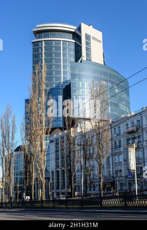 Kiew, Ukraine - April 8, 2018: Hilton Kiew ist 5-Sterne Hotel im Zentrum der Stadt mit schöner Aussicht auf die Stadt in Kiew, Ukraine. Stockfoto