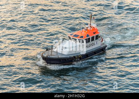 Funchal, Portugal - Dezember 10, 2016: Pilot Schiff Ilheu tun Lido auf Aufgabe für Kreuzfahrtschiffe in der Bucht von Funchal, Madeira, Portugal. Stockfoto