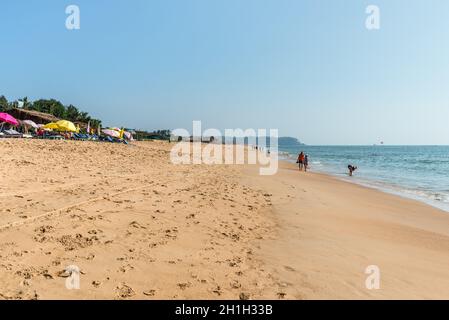 Candolim, North Goa, Indien - 23. November 2019: Weitwinkelansicht des Candolim Beach in Candolim, North Goa, Indien. Stockfoto