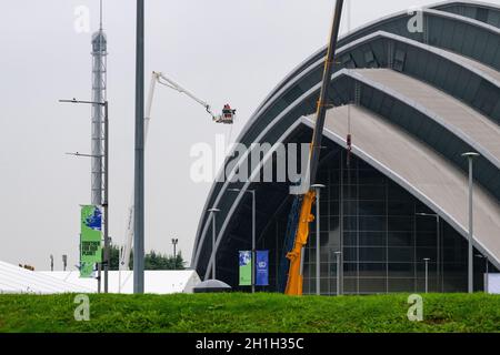 Glasgow, Schottland, Großbritannien. Oktober 2021. Glasgow bereitet sich weiterhin auf die COP26 vor. Im Bild: Vorbereitungen einschließlich der Dachreinigung des SEC Armadillo, wo die Veranstaltung in Kürze stattfinden wird.Quelle: Kay Roxby/Alamy Live News Stockfoto