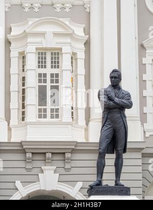 Bronzestatue von Stamford Raffles, dem Gründer des modernen Singapur, von Thomas Woolner vor dem Victoria Theatre and Concert Hall - Singapur Stockfoto