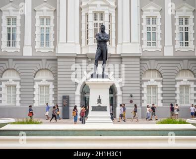 Bronzestatue der Stamford-Gewehre von Thomas Woolner vor dem Victoria Theater und der Konzerthalle - Singapur Stockfoto