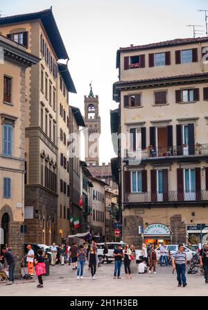 Florenz, Italien, 20. September 2015: Blick auf den Arnolfo-Turm des Palazzo Vecchio von der Piazza di Santa Croce in Florenz, Italien Stockfoto