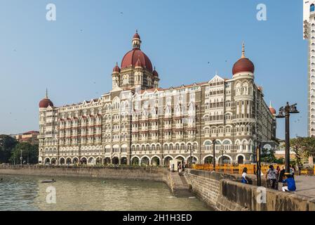 Mumbai, Indien - 22. November 2019: Straßenansicht von Mumbai an sonnigen Tag mit Fassade des Taj Mahal Palace Hotels in Indien. Stockfoto