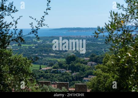 Blick auf grünes Tal und Meer aus dem alten französischen Dorf Grimaud, touristisches Ziel mit Ruinen Festung Burg auf der Oberseite, Var, Provence, Frankreich Stockfoto