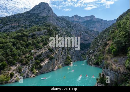 Nationalpark Grand Canyon du Verdon und türkisfarbenes Wasser der Berge See Sainte Croix und Verdon Fluss, Urlaub in Frankreich im Sommer Stockfoto