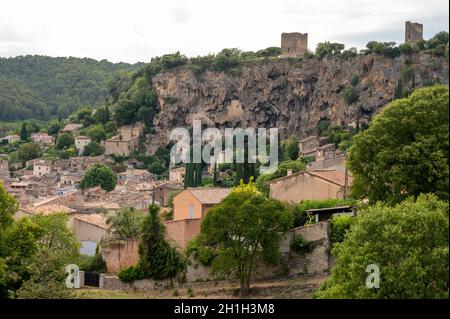 Kleines altes Dorf in Hear of Provence Cotignac mit berühmten Klippen mit Höhlenwohnungen, Var, Frankreich Stockfoto