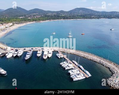 Luftaufnahme auf blauem Wasser des Golfs von Saint-Tropez und Segelboote in der Nähe von Port Grimaud und Port Cogolin, Französische Riviera, Provence, Frankreich im Sommer Stockfoto