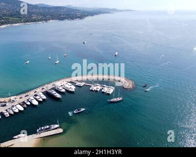 Luftaufnahme auf blauem Wasser des Golfs von Saint-Tropez und Segelboote in der Nähe von Port Grimaud und Port Cogolin, Französische Riviera, Provence, Frankreich im Sommer Stockfoto