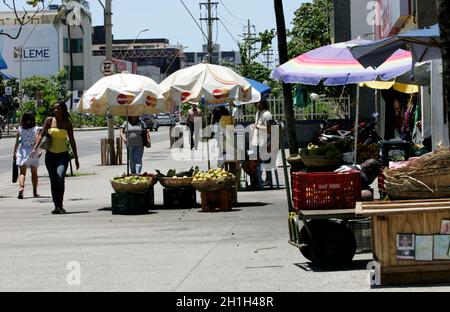 salvador, bahia / brasilien - 14. dezember 2012: Der Straßenhändler ist im Stadtteil Pituba in der Stadt Salvador zu sehen. Stockfoto