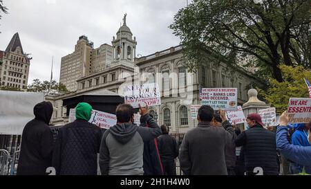 New York, Usa. Oktober 2021. Hunderte von New Yorker Taxifahrern versammelten sich vor dem Rathaus, um Bürgermeister Bill de Blasio zu bitten, den Plan des Fahrers zu unterstützen, den Fahrern in Lower Manhattan schuldenfrei ihr Leben zu führen. (Foto von Ryan Rahman/Pacific Press) Quelle: Pacific Press Media Production Corp./Alamy Live News Stockfoto