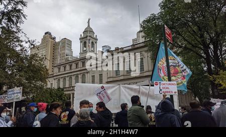 New York, Usa. Oktober 2021. Hunderte von New Yorker Taxifahrern versammelten sich vor dem Rathaus, um Bürgermeister Bill de Blasio zu bitten, den Plan des Fahrers zu unterstützen, den Fahrern in Lower Manhattan schuldenfrei ihr Leben zu führen. (Foto von Ryan Rahman/Pacific Press) Quelle: Pacific Press Media Production Corp./Alamy Live News Stockfoto