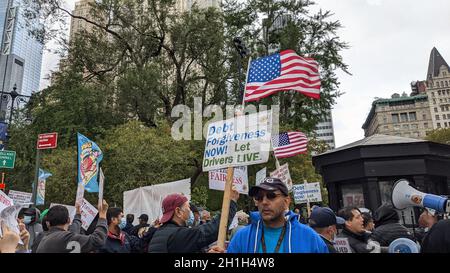 New York, Usa. Oktober 2021. Hunderte von New Yorker Taxifahrern versammelten sich vor dem Rathaus, um Bürgermeister Bill de Blasio zu bitten, den Plan des Fahrers zu unterstützen, den Fahrern in Lower Manhattan schuldenfrei ihr Leben zu führen. (Foto von Ryan Rahman/Pacific Press) Quelle: Pacific Press Media Production Corp./Alamy Live News Stockfoto