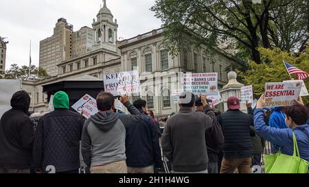 New York, Usa. Oktober 2021. Hunderte von New Yorker Taxifahrern versammelten sich vor dem Rathaus, um Bürgermeister Bill de Blasio zu bitten, den Plan des Fahrers zu unterstützen, den Fahrern in Lower Manhattan schuldenfrei ihr Leben zu führen. (Foto von Ryan Rahman/Pacific Press) Quelle: Pacific Press Media Production Corp./Alamy Live News Stockfoto