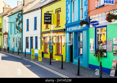 Dingle, Irland, Aug 2018 Bunte Gebäude, Pubs, Geschäfte und Restaurants rund um die Küstenstadt Dingle in der Grafschaft Kerry Stockfoto