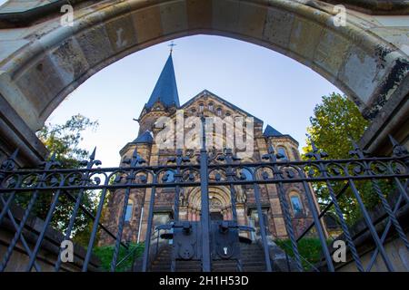 Freital, Deutschland. Oktober 2021. Die Lutherkirche während des Sonnenuntergangs. Die Kirche wurde 1880-1882 erbaut und befindet sich heute im Freital von Deuben. Bereits im 12. Jahrhundert befand sich an dieser Stelle die Dorfkirche von Döhlen, die jedoch dem Neubau Platz machen musste. Nach der Gründung der Stadt Freital im Jahr 1921 wurde diese Kirche nach dem deutschen Augustinermönch Martin Luther in Lutherkirche umbenannt. Quelle: Daniel Schäfer/dpa-Zentralbild/ZB/dpa/Alamy Live News Stockfoto