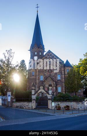 Freital, Deutschland. Oktober 2021. Die Lutherkirche während des Sonnenuntergangs. Die Kirche wurde 1880-1882 erbaut und befindet sich heute im Freital von Deuben. Bereits im 12. Jahrhundert befand sich an dieser Stelle die Dorfkirche von Döhlen, die jedoch dem Neubau Platz machen musste. Nach der Gründung der Stadt Freital im Jahr 1921 wurde diese Kirche nach dem deutschen Augustinermönch Martin Luther in Lutherkirche umbenannt. Quelle: Daniel Schäfer/dpa-Zentralbild/ZB/dpa/Alamy Live News Stockfoto