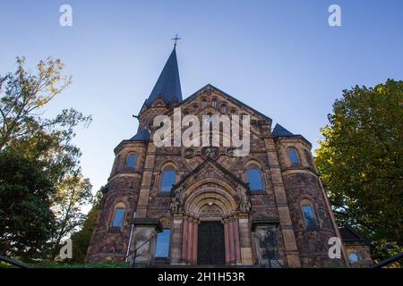 Freital, Deutschland. Oktober 2021. Die Lutherkirche während des Sonnenuntergangs. Die Kirche wurde 1880-1882 erbaut und befindet sich heute im Freital von Deuben. Bereits im 12. Jahrhundert befand sich an dieser Stelle die Dorfkirche von Döhlen, die jedoch dem Neubau Platz machen musste. Nach der Gründung der Stadt Freital im Jahr 1921 wurde diese Kirche nach dem deutschen Augustinermönch Martin Luther in Lutherkirche umbenannt. Quelle: Daniel Schäfer/dpa-Zentralbild/ZB/dpa/Alamy Live News Stockfoto