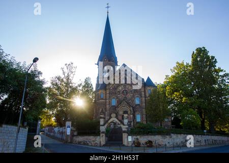 Freital, Deutschland. Oktober 2021. Die Lutherkirche während des Sonnenuntergangs. Die Kirche wurde 1880-1882 erbaut und befindet sich heute im Freital von Deuben. Bereits im 12. Jahrhundert befand sich an dieser Stelle die Dorfkirche von Döhlen, die jedoch dem Neubau Platz machen musste. Nach der Gründung der Stadt Freital im Jahr 1921 wurde diese Kirche nach dem deutschen Augustinermönch Martin Luther in Lutherkirche umbenannt. Quelle: Daniel Schäfer/dpa-Zentralbild/ZB/dpa/Alamy Live News Stockfoto