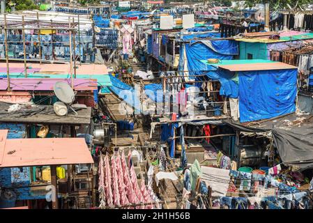 Mumbai, Indien - 22. November 2019: Die Mahalaxmi Dhobi Ghat, oder Outdoor-Wäscherei, gilt als die größte ihrer Art in der Welt. Stockfoto