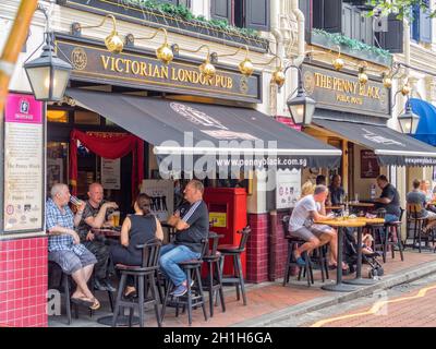 Die sorgfältig konservierten Geschäfte am Boay Quay beherbergen heute alle möglichen Bars, Pubs und Restaurants - Singapur Stockfoto