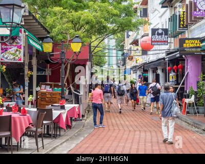 Die sorgfältig konservierten Geschäfte am Boay Quay beherbergen heute alle möglichen Bars, Pubs und Restaurants - Singapur Stockfoto