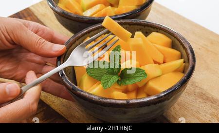 Melone Obstsalat mit Minzblättern Nahaufnahme in Schüsseln Auf Holzhintergrund Stockfoto