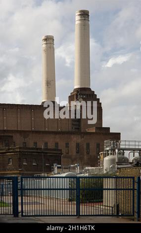 London, Großbritannien, 01. Oktober 2006: Leere Eingang stillgelegt (1983) Kohle Battersea Power Station mit zwei von Ikonischen vier weiße chimn Stockfoto