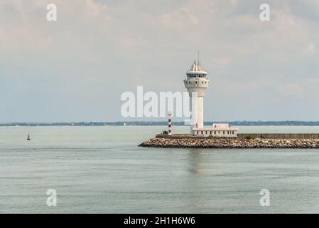 Colombo, Sri Lanka - 25. November 2019: Blick auf die Colombo Pilot Station Leuchtturm im Hafen von Colombo, Sri Lanka. Stockfoto