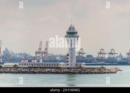 Colombo, Sri Lanka - 25. November 2019: Blick auf die Colombo Pilot Station Leuchtturm im Hafen von Colombo, Sri Lanka. Stockfoto