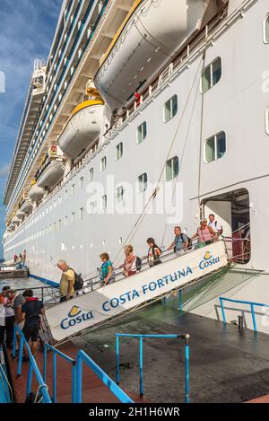 Phuket, Thailand - 29. November 2019: Touristen steigen vom Kreuzfahrtschiff Costa Fortuna zum Transportschiff im Hafen der Insel Phuket, S aus Stockfoto