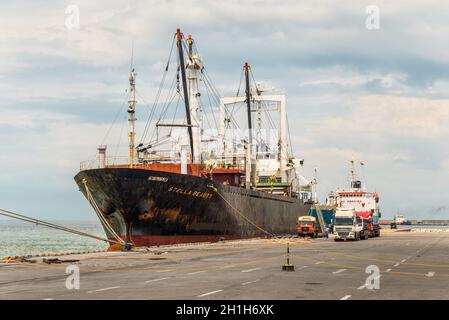 Colombo, Sri Lanka - 25. November 2019: General Cargo Ship Stella Beauty liegt im Hafen von Colombo in Sri Lanka. Stockfoto