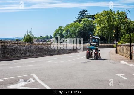 MEURSAULT, BURGUND, FRANKREICH- 9. JULI 2020: Mechanischer Traubenernter in den Meursault-Straßen, südwestlich von Frankreich, Bordeaux. Stockfoto