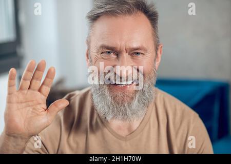 Ein Bild von einem lächelnden bärtigen Mann Stockfoto