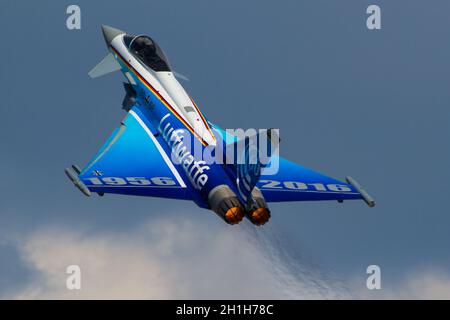 INNSBRUCK, DEUTSCHLAND - 06. Jun 2016: Start des Eurofighter Typhoons der Luftwaffe mit vollem Nachbrenner Stockfoto