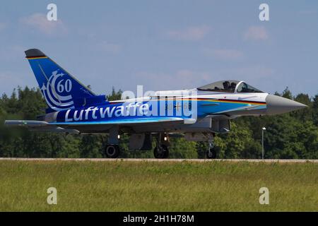 BERL, DEUTSCHLAND - 06. Jun 2016: Eurofighter Typhoon der Luftwaffe nach der Landung auf der Landebahn Stockfoto