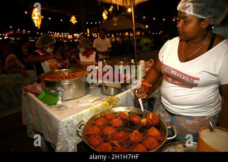 ilheus, bahia / brasilien - 24. juni 2011: der verkäufer von Acaraje wird in der Stadt Iheus, im Süden Bahia, die Knödel in Palmöl braten sehen. Stockfoto