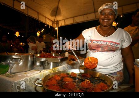 ilheus, bahia / brasilien - 24. juni 2011: der verkäufer von Acaraje wird in der Stadt Iheus, im Süden Bahia, die Knödel in Palmöl braten sehen. Stockfoto