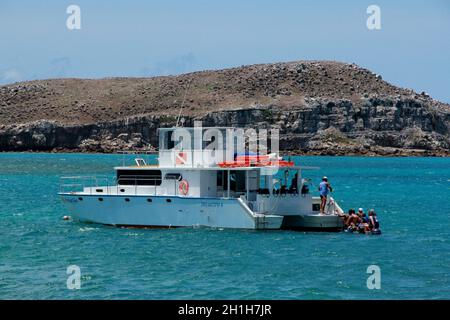 caravelas, bahia / brasilien - 22. oktober 2012: Das Modellschiff Catamara wird in den Gewässern des Parque Marinho dos Abrolhos in der Stadt Carevelas, in gesehen Stockfoto
