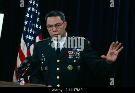 Arlington, Virginia, USA, 24. Januar 1991 der Vorsitzende des Generalstabschefs Colin Powell (USA) hält eine Pressekonferenz im Pentagon-Pressenzimmer am . Kredit: Mark Reinstein/MediaPunch Stockfoto