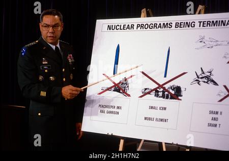 Arlington, Virginia, USA, 24. Januar 1991 der Vorsitzende des Generalstabschefs Colin Powell (USA) hält im Pentagon-Presstraum eine Pressekonferenz zur Operation Desert Shield . Kredit: Mark Reinstein/MediaPunch Stockfoto