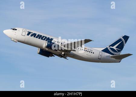 WIEN, ÖSTERREICH - 03. Nov 2018: Tarom Boeing 737-300 YR-BGE starten in Wien Schwechat Stockfoto