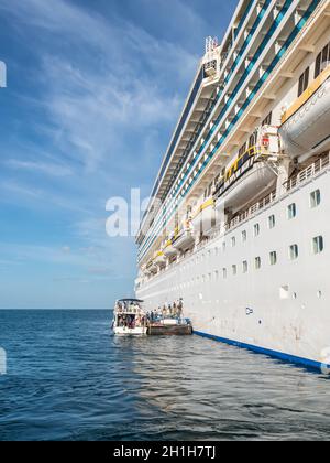 Phuket, Thailand - 29. November 2019: Touristen steigen vom Kreuzfahrtschiff Costa Fortuna zum Transportschiff im Hafen der Insel Phuket, S aus Stockfoto