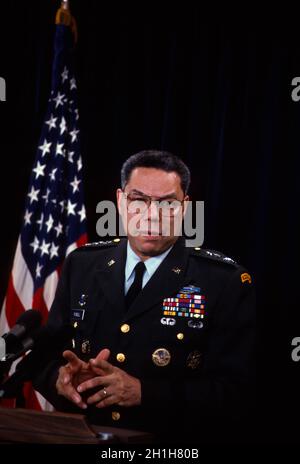 Arlington, Virginia, USA, 24. Januar 1991 der Vorsitzende des Generalstabschefs Colin Powell (USA) hält im Pentagon-Presstraum eine Pressekonferenz zur Operation Desert Shield . Kredit: Mark Reinstein/MediaPunch Stockfoto